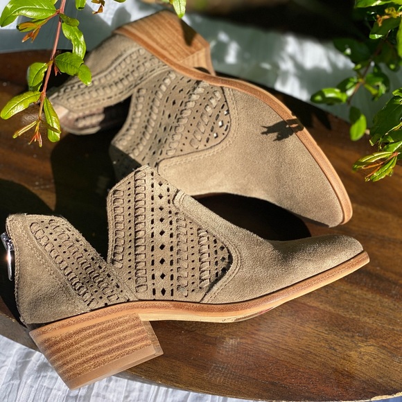 Vince Camuto Other - Vince Camuto🍂🍁booties women’s sz 4